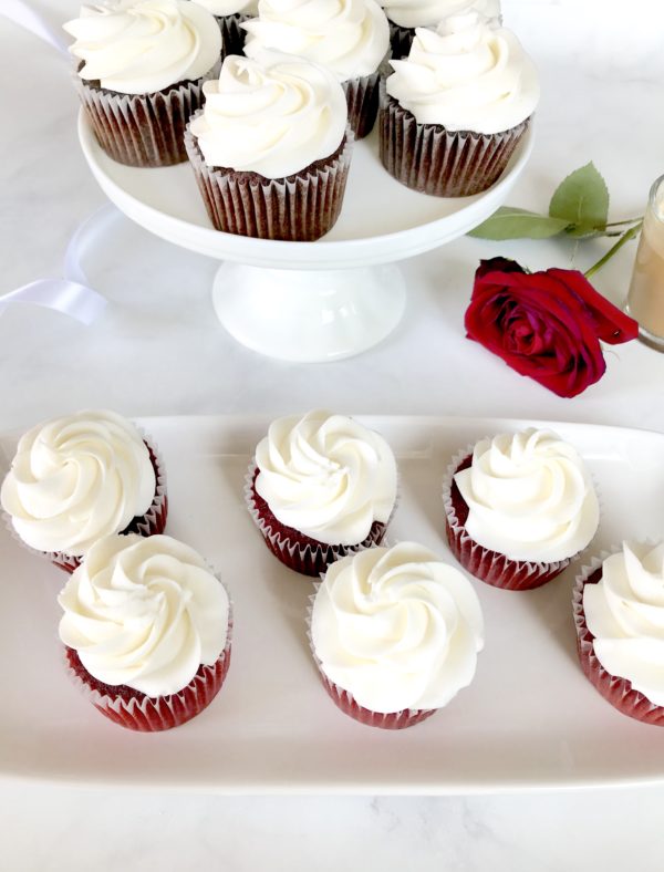 vanilla buttercream chocolate and red velvet cupcakes red velvet and chocolate cupcakes