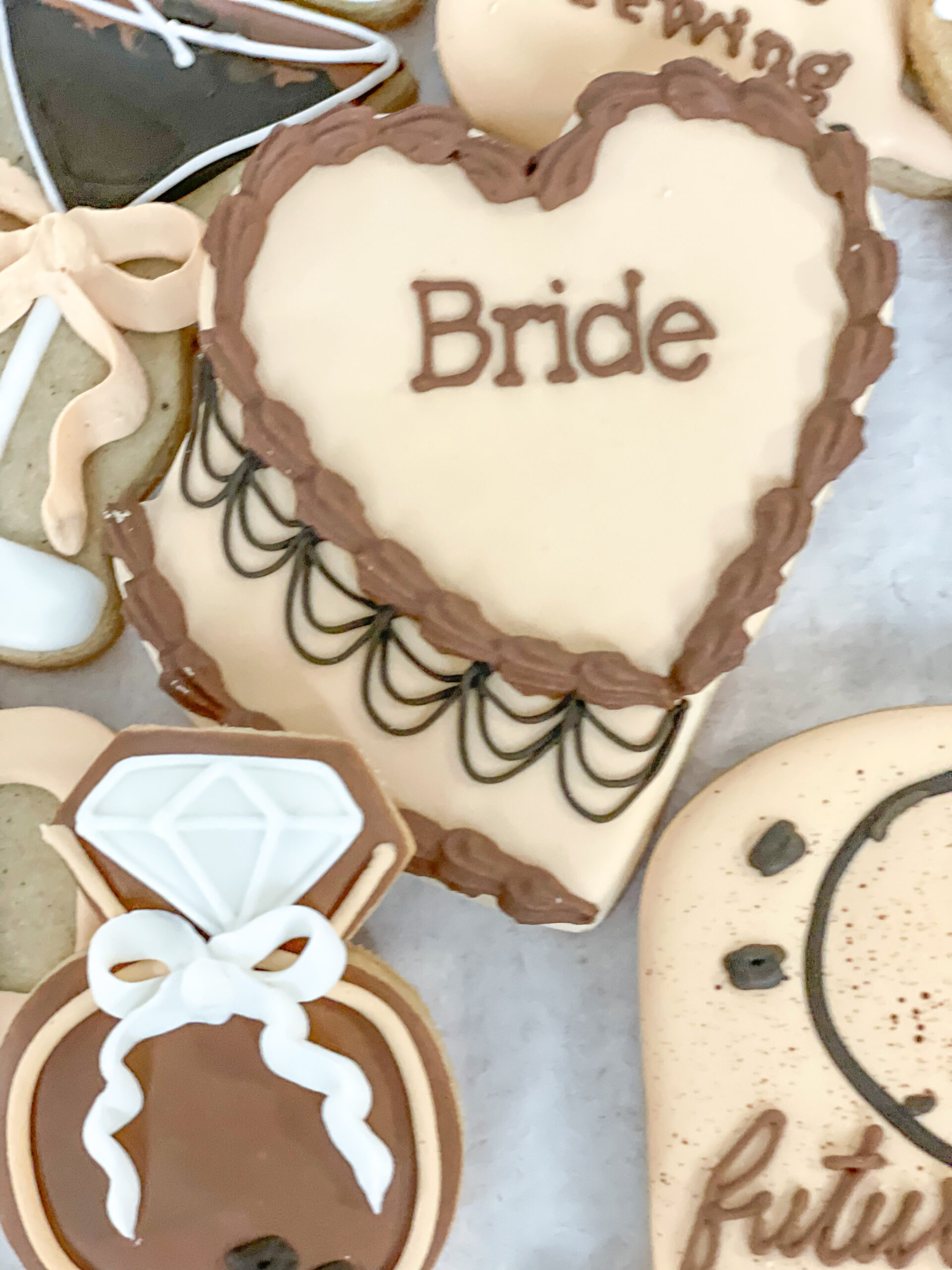 Vintage-styel heart bride cake